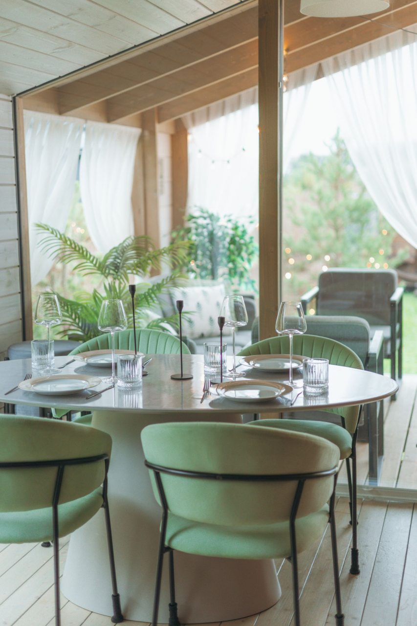 Обеденный стол и вид на террасу