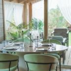 Обеденный стол и вид на террасу