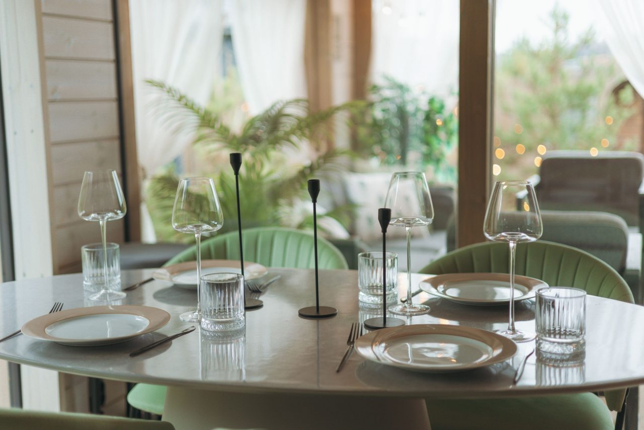 Обеденный сто и вид на террасу