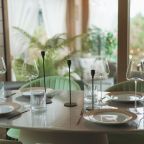 Обеденный сто и вид на террасу