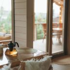 вид на террасу из обеденной группы