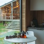 кухня в бане и вид на дом