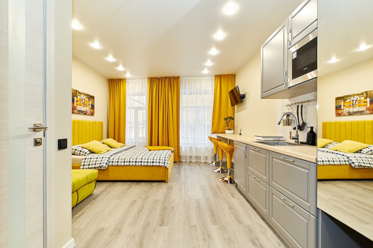 Семейная студия с окнами во двор