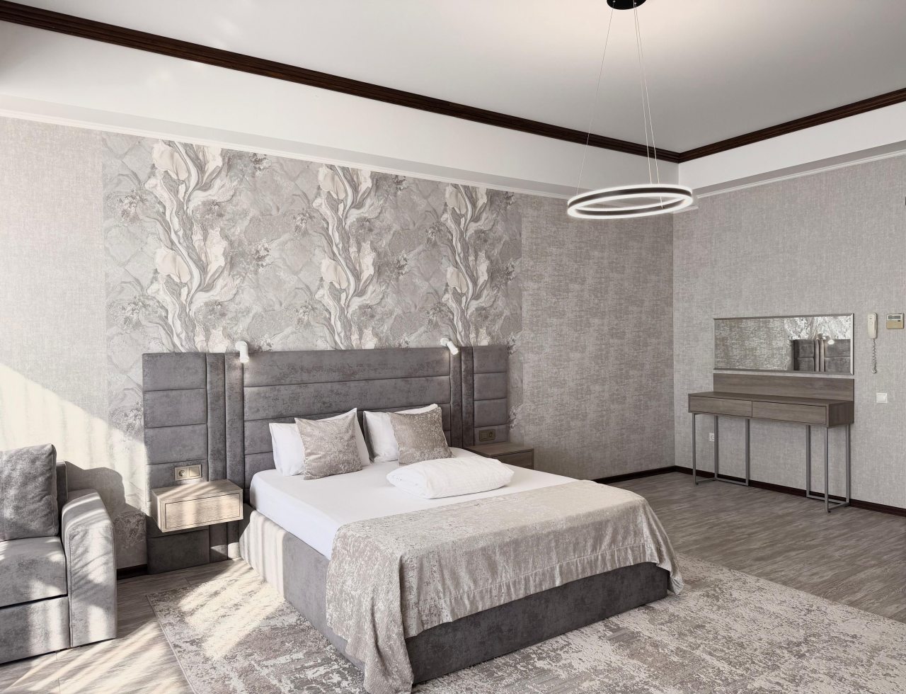 Полулюкс 45кв с панорамными окнами и прямым видом на море.