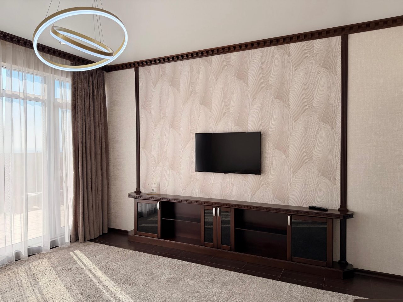 Люкс (Фемили), Отель Причал