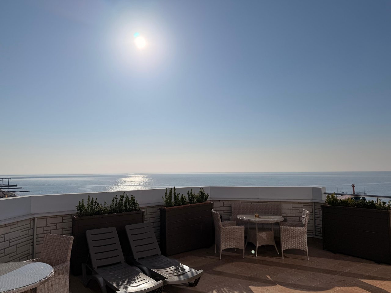 Люкс (Фемили), Отель Причал