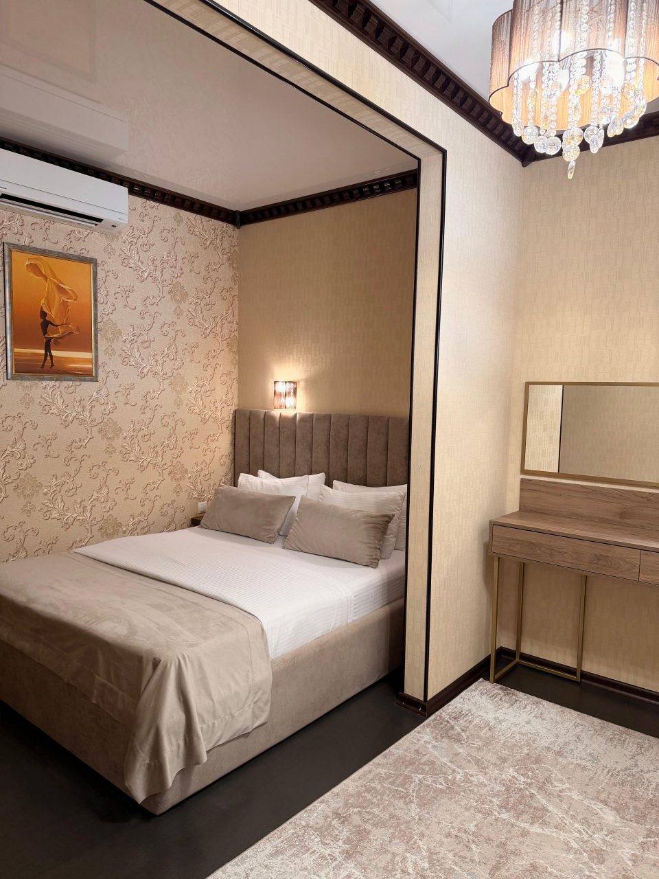 Люкс (Фемили), Отель Причал