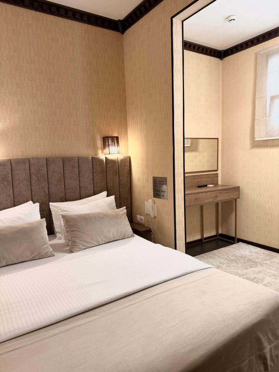 Люкс (Фемили), Отель Причал