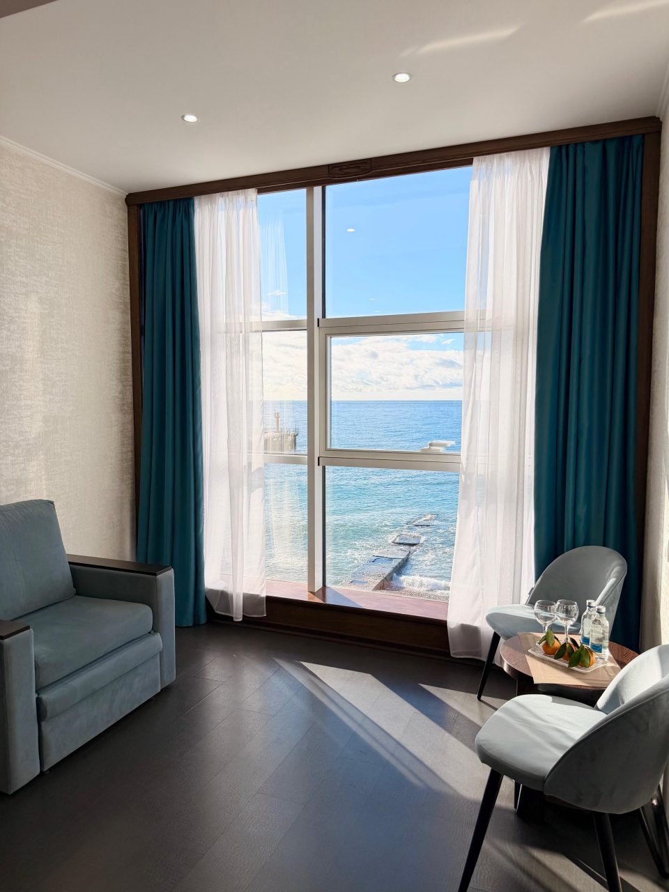 Полулюкс (Сьюит), Отель Причал