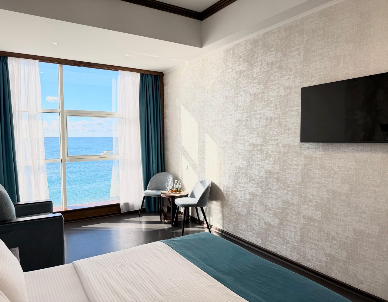 Полулюкс (Сьюит), Отель Причал