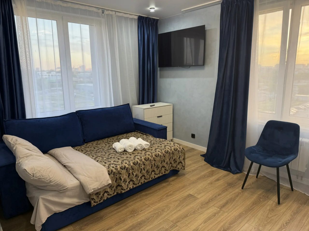 Трёхместный и более (Просторная 2-х комнатная квартира 328), Апартаменты ApartsLounge