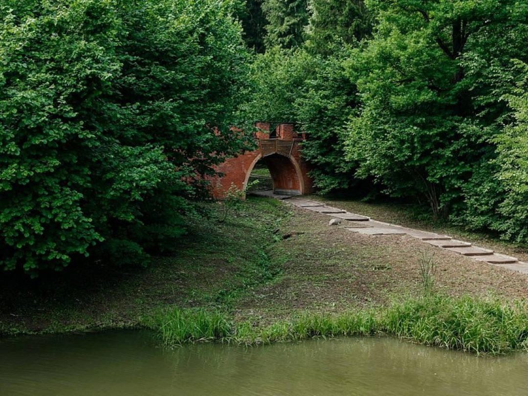 Старинный мостик охраняет природный родник)