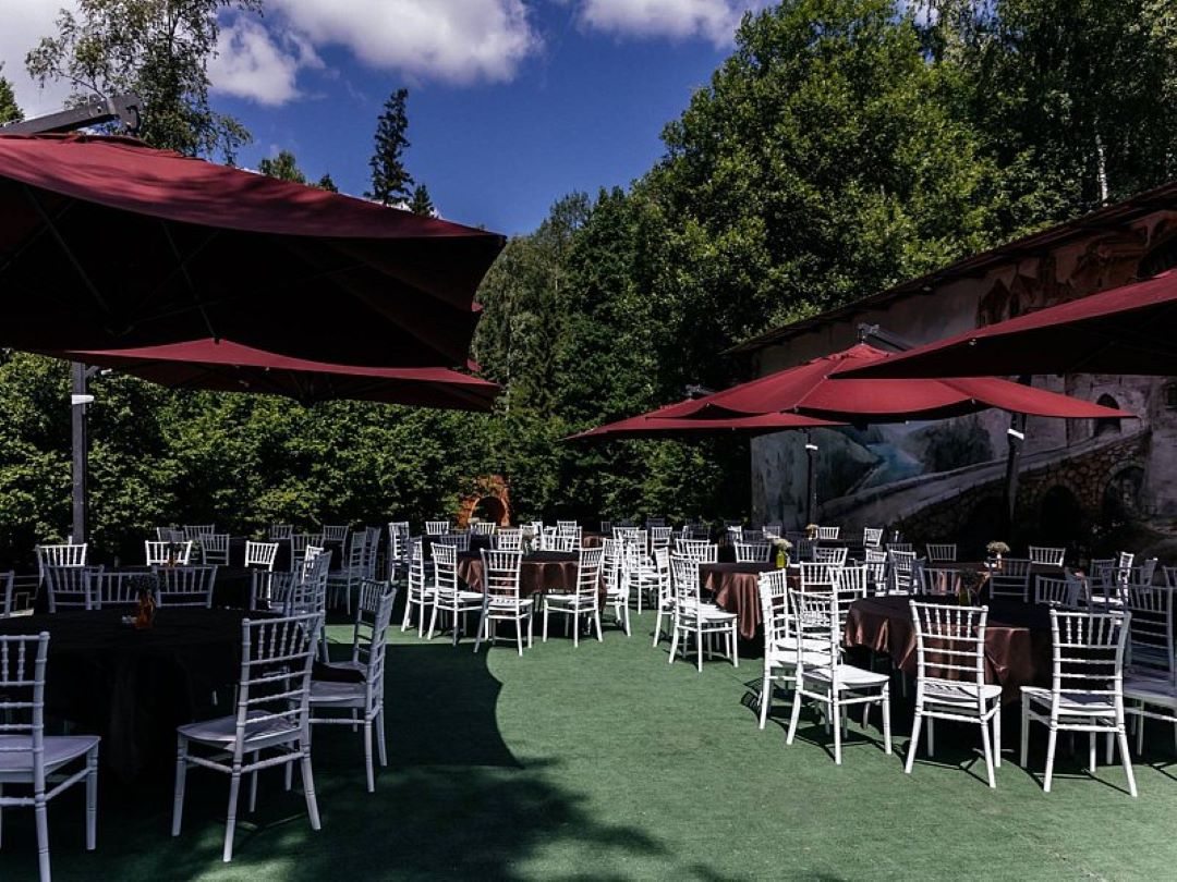 Зона отдыха для большой компании у пруда)