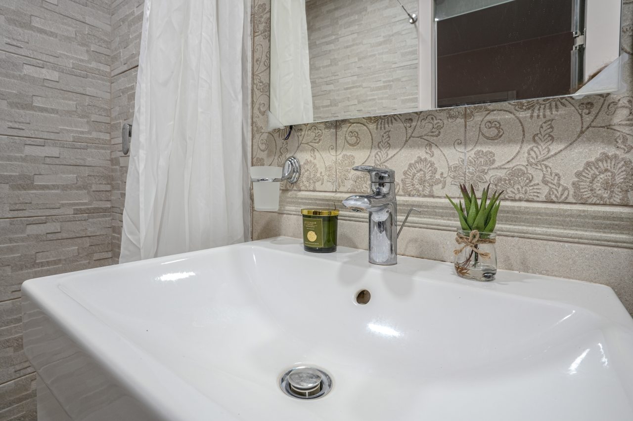 Трёхместный и более, База отдыха ЯР