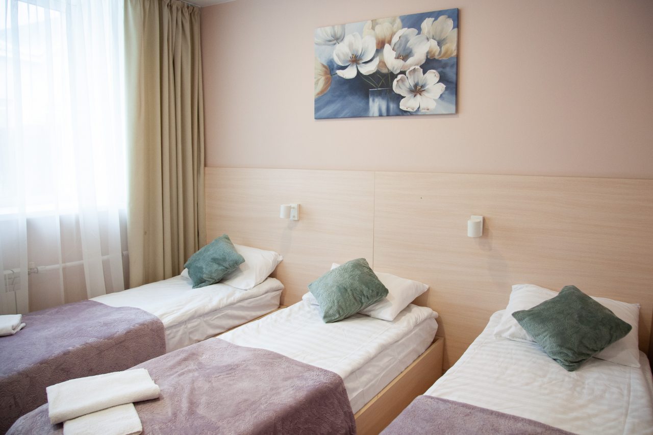 Трёхместный и более, База отдыха ЯР