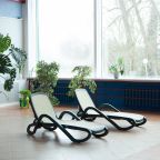 Бассейн, лежаки