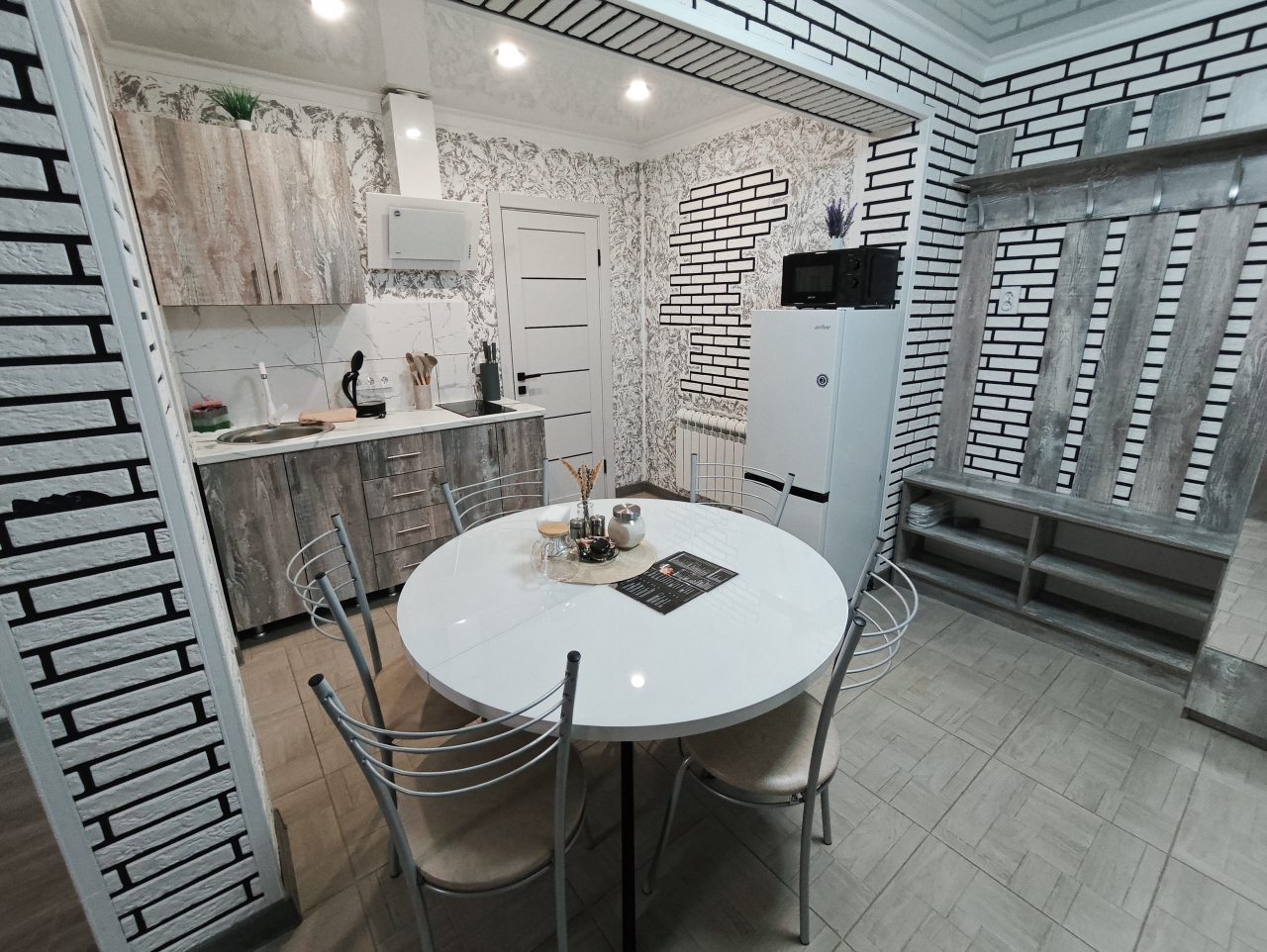 Апартаменты (Огромная 3-комн. квартира в центре города), Апартаменты Сенода