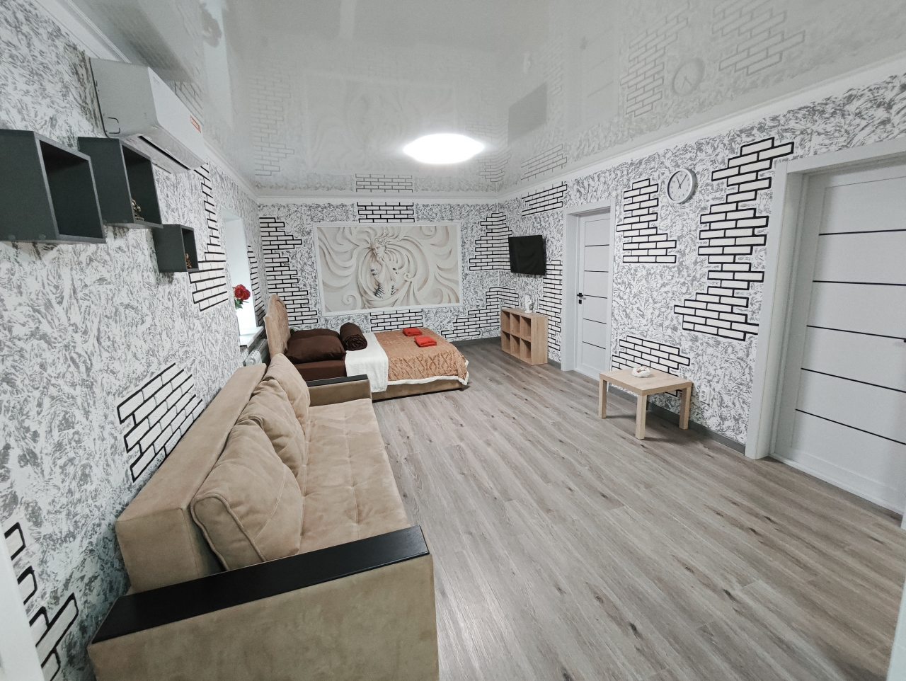 Апартаменты (Огромная 3-комн. квартира в центре города), Апартаменты Сенода