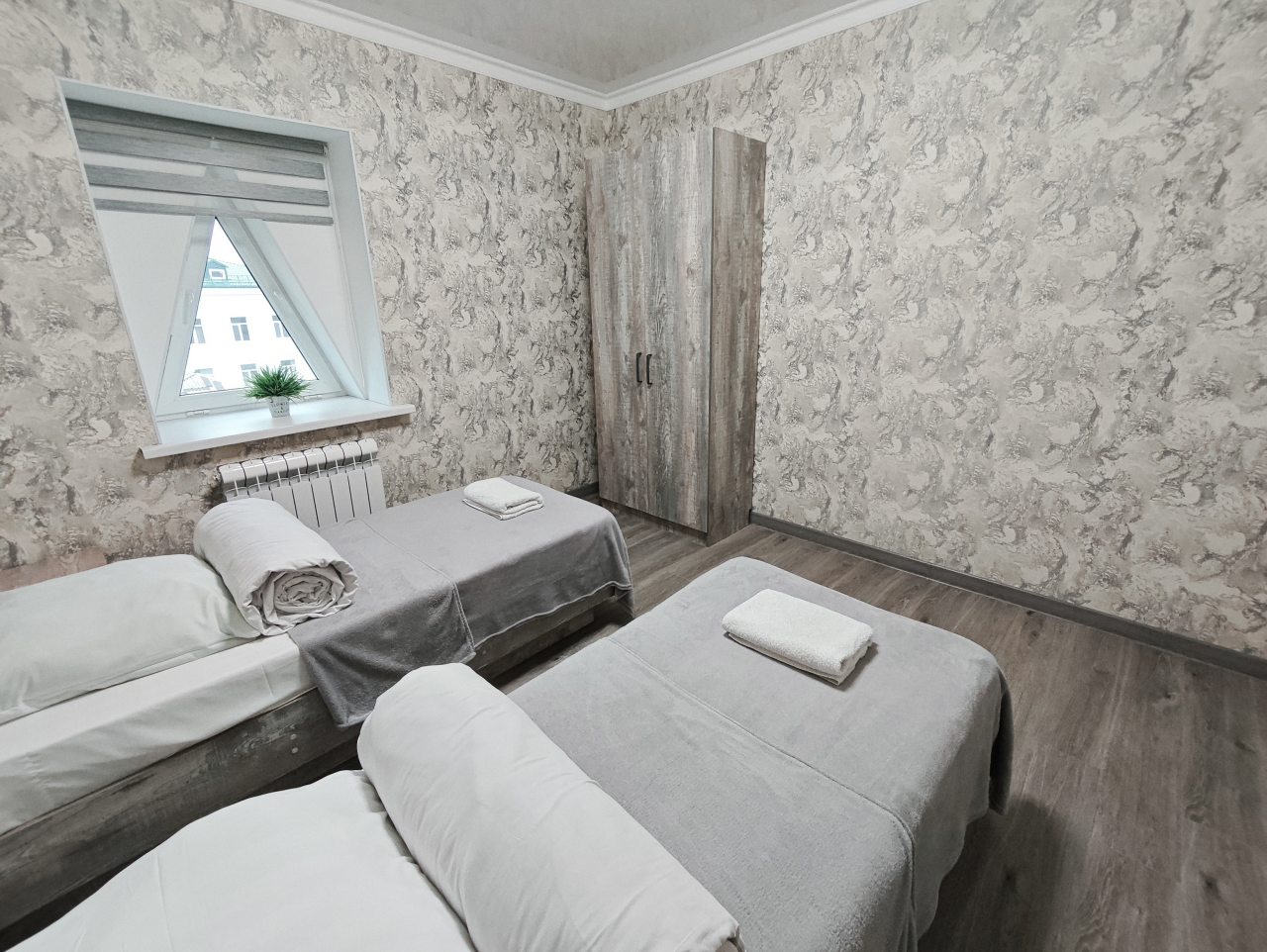 Апартаменты (Огромная 3-комн. квартира в центре города), Апартаменты Сенода