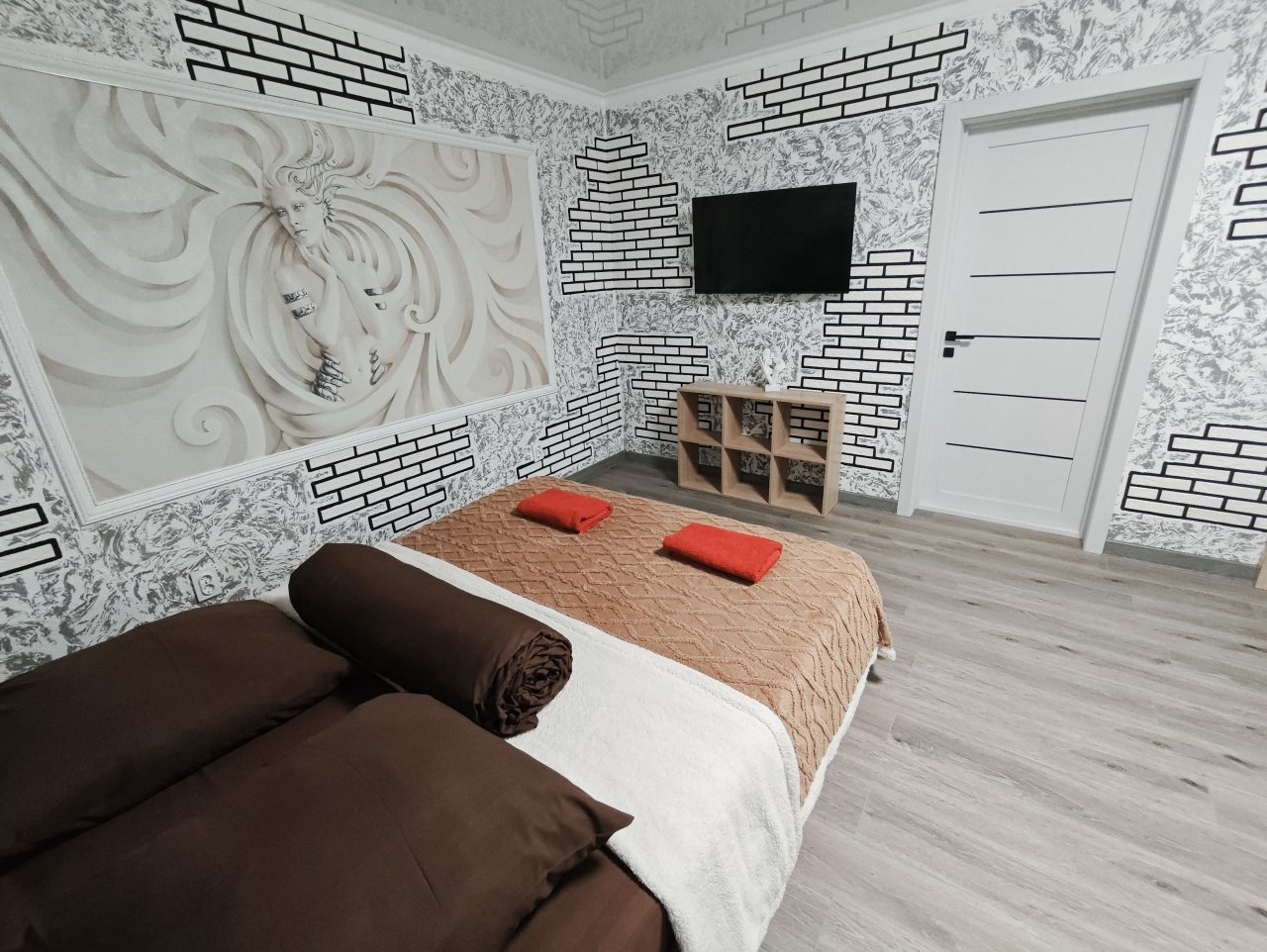 Апартаменты (Огромная 3-комн. квартира в центре города), Апартаменты Сенода