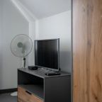 Двухместный (Студия 5), Отель Less