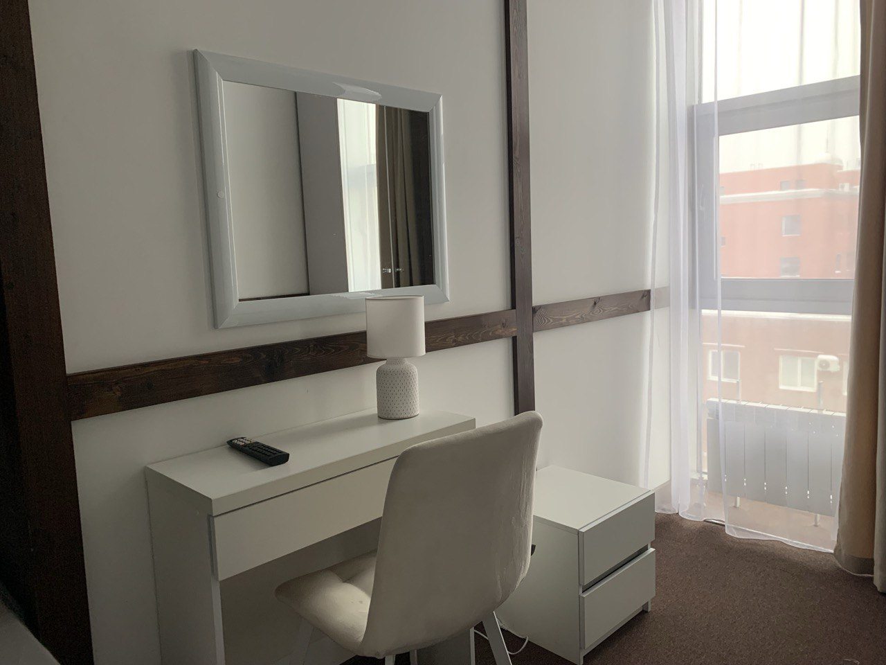 Туалетный столик с зеркалом и настольной лампой