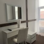 Туалетный столик с зеркалом и настольной лампой