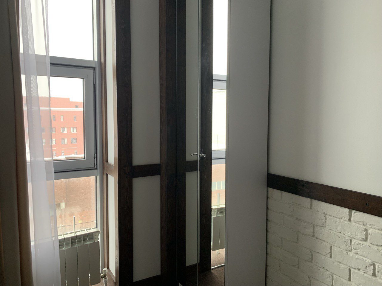 Заркальный шкаф для одежды