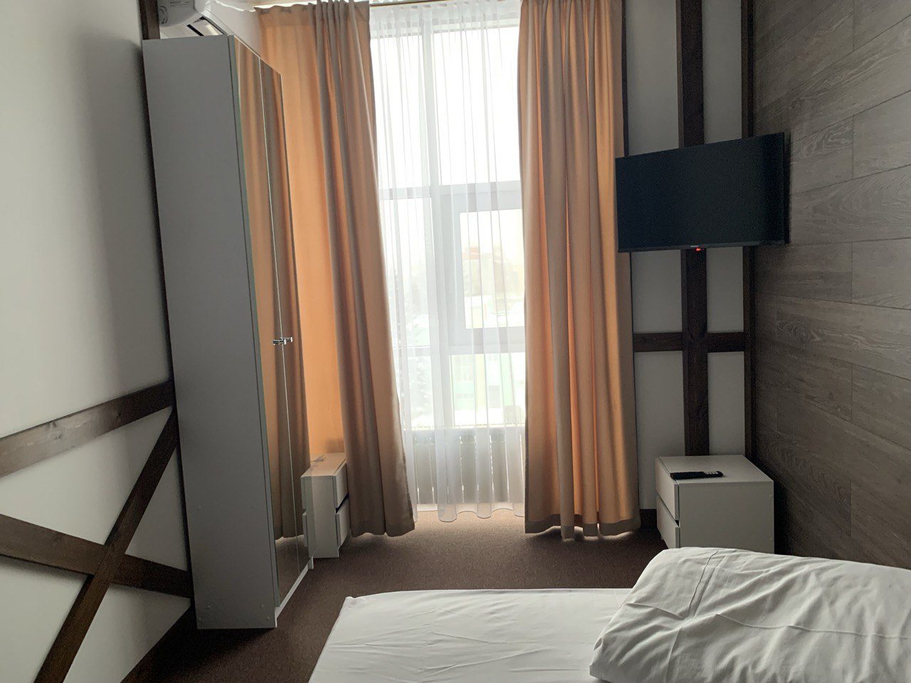 Шкаф с зеркальными фасадами и прикроватные тумбы