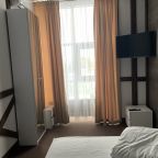 Шкаф с зеркальными фасадами и прикроватные тумбы