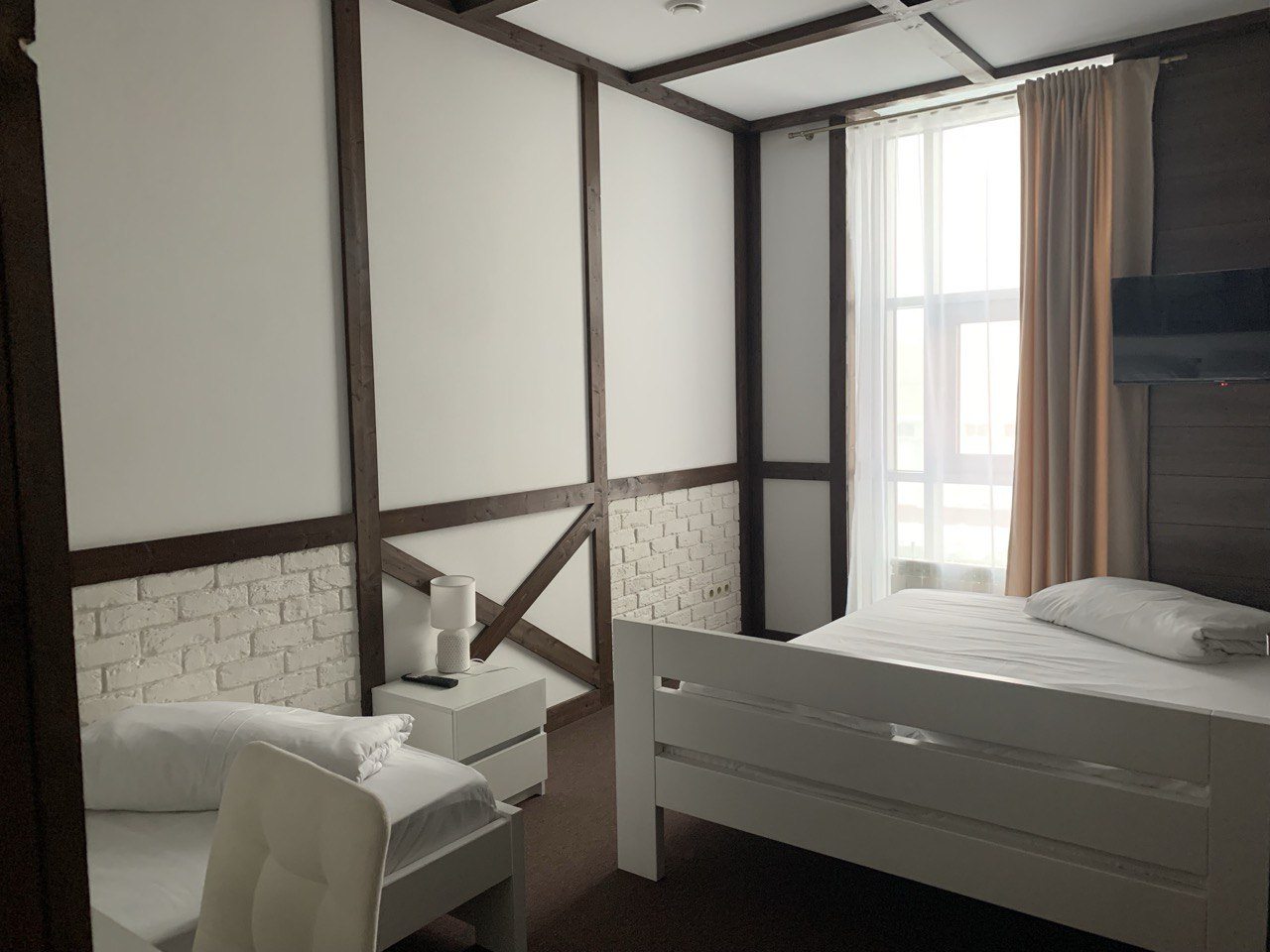 Прикроватная тумба с ночным светильником