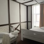 Прикроватная тумба с ночным светильником