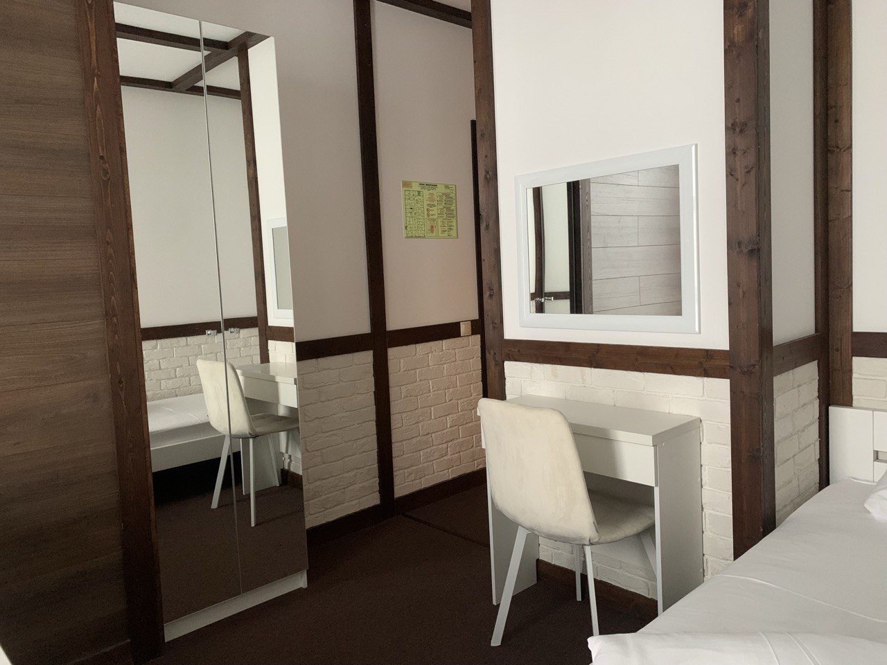 Туалетный столик с зеркалом