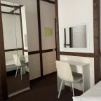 Туалетный столик с зеркалом