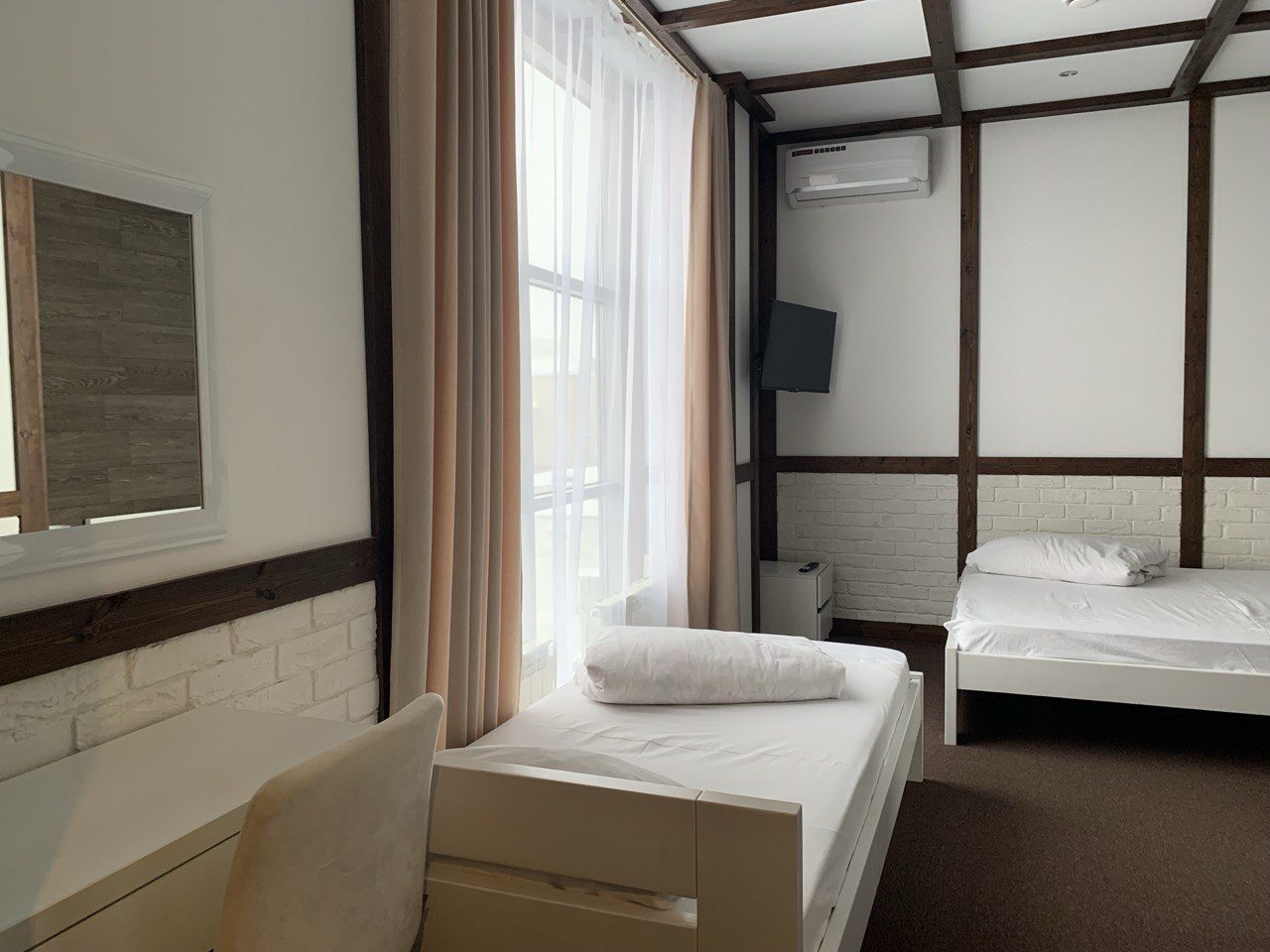 Кондиционер и телевизор с плоским экраном в номере