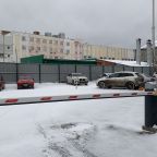 Закрытая парковка на территории гостиницы