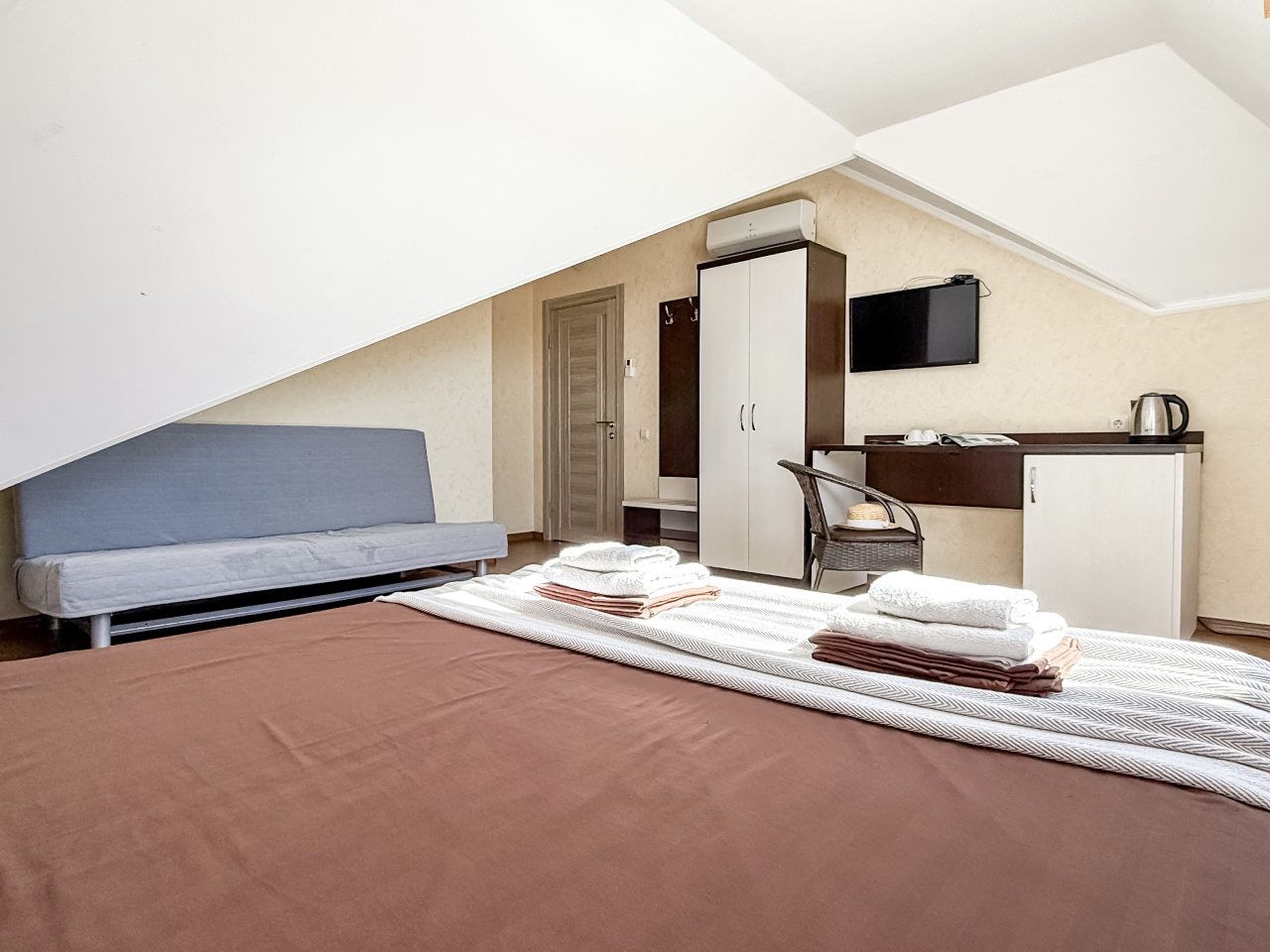 Семейный (Двухкомнатный мансардный номер), Гостевой дом Милана