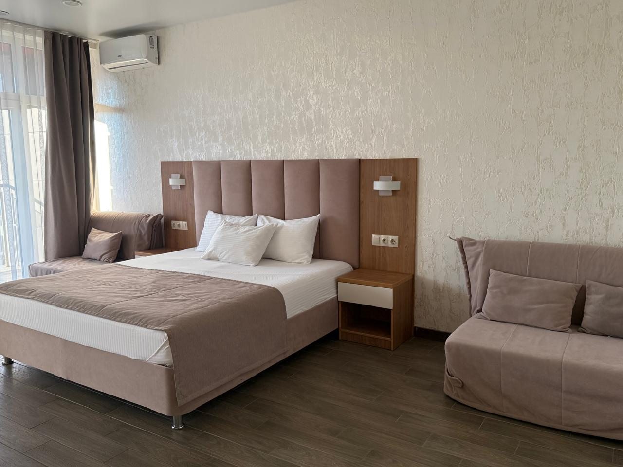 Трёхместный и более (Студия с видом на море с кухней), Отель Левада