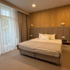 Люкс (Двухкомнатный номер Люкс с видом на горы с кухней), Отель Левада