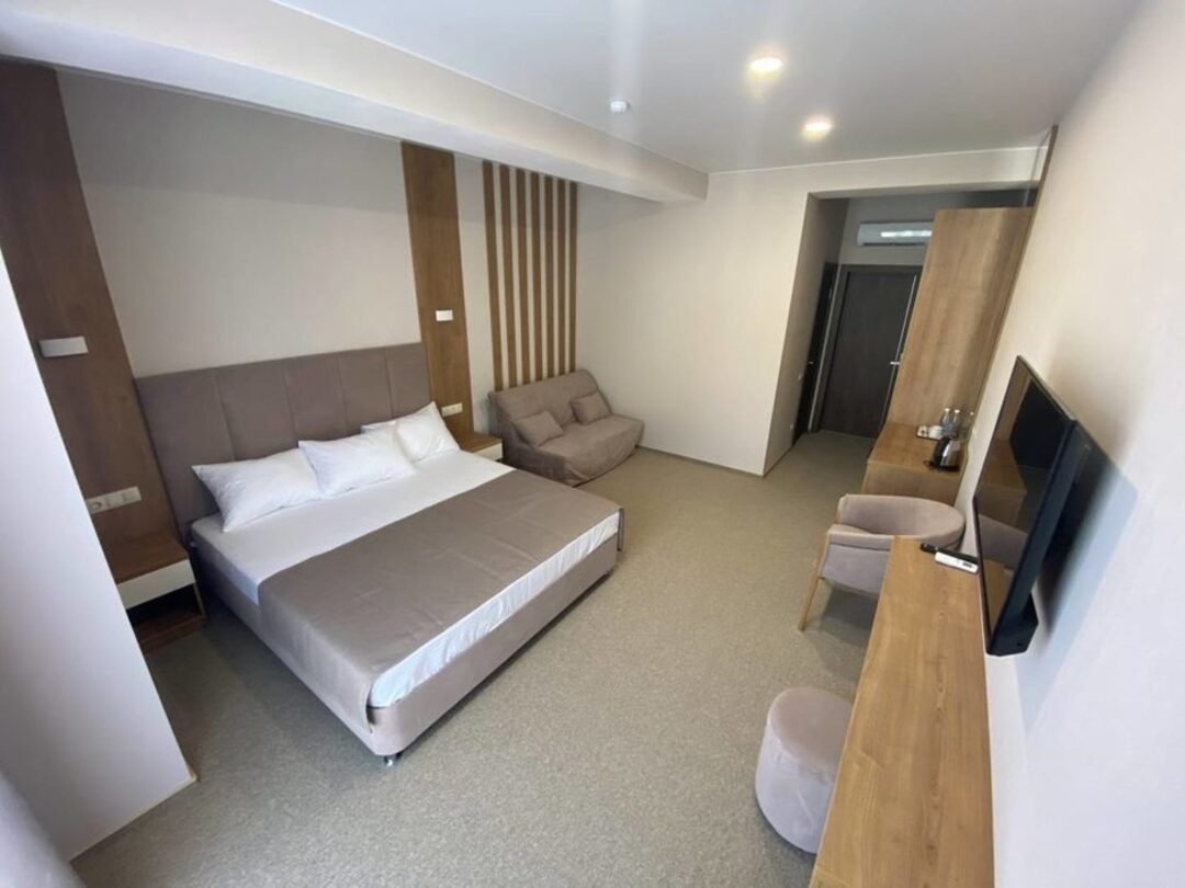 Трёхместный и более (Трехместный номер с видом на горы), Отель Левада