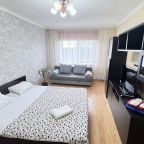 Апартаменты (На 1 этаже Строителей 6), Апартаменты на Гладкова 32