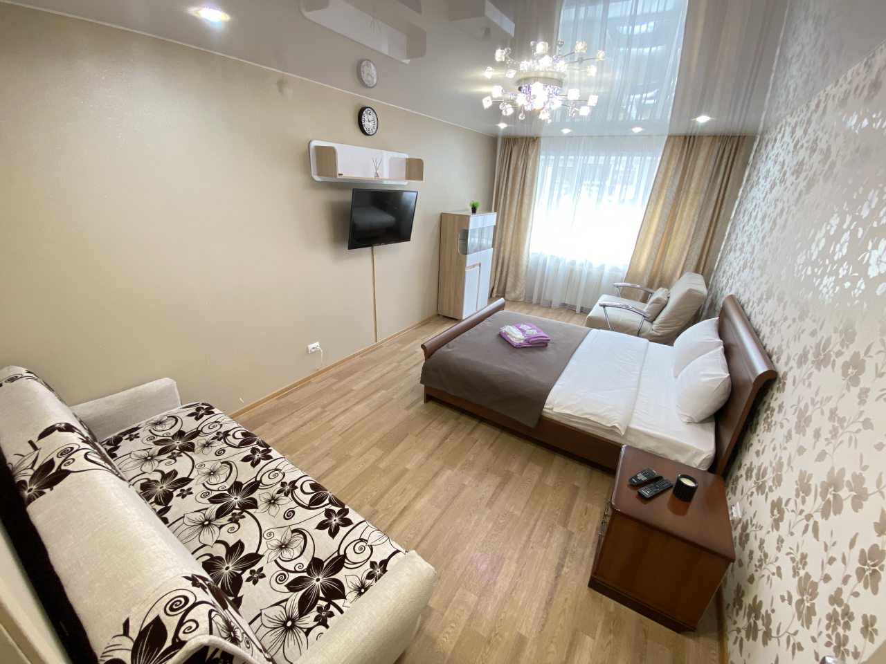 Апартаменты (На Строителей 10), Апартаменты на Гладкова 32