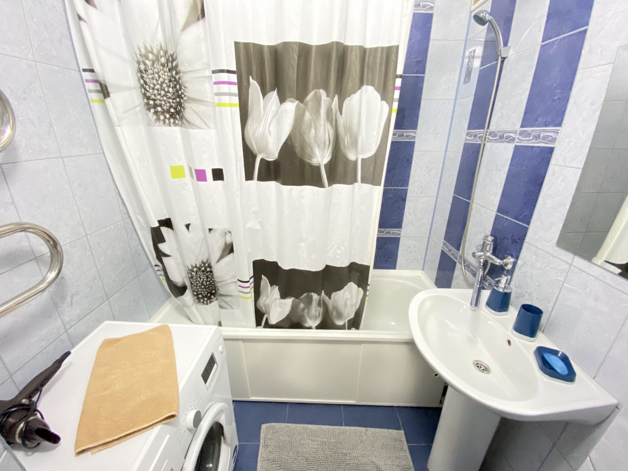 Апартаменты (На Строителей 6 2х комнатная), Апартаменты на Гладкова 32