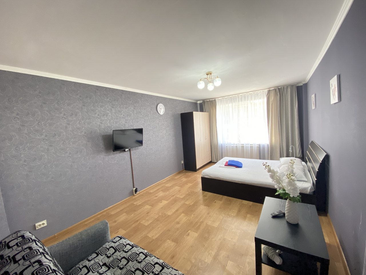 Апартаменты (На Строителей 6 2х комнатная), Апартаменты на Гладкова 32