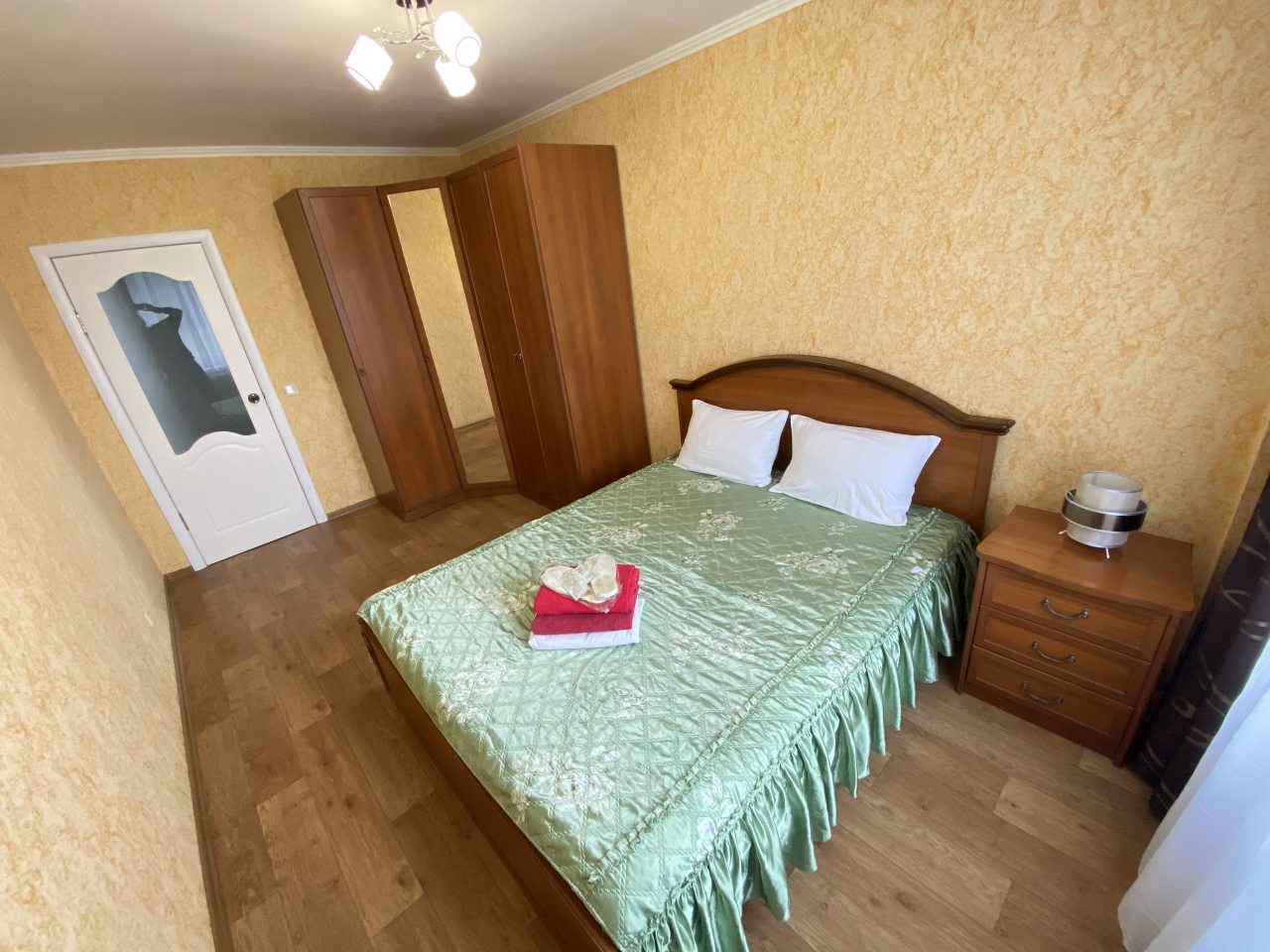 Апартаменты (На Строителей 6 2х комнатная), Апартаменты на Гладкова 32