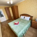 Апартаменты (На Строителей 6 2х комнатная), Апартаменты на Гладкова 32