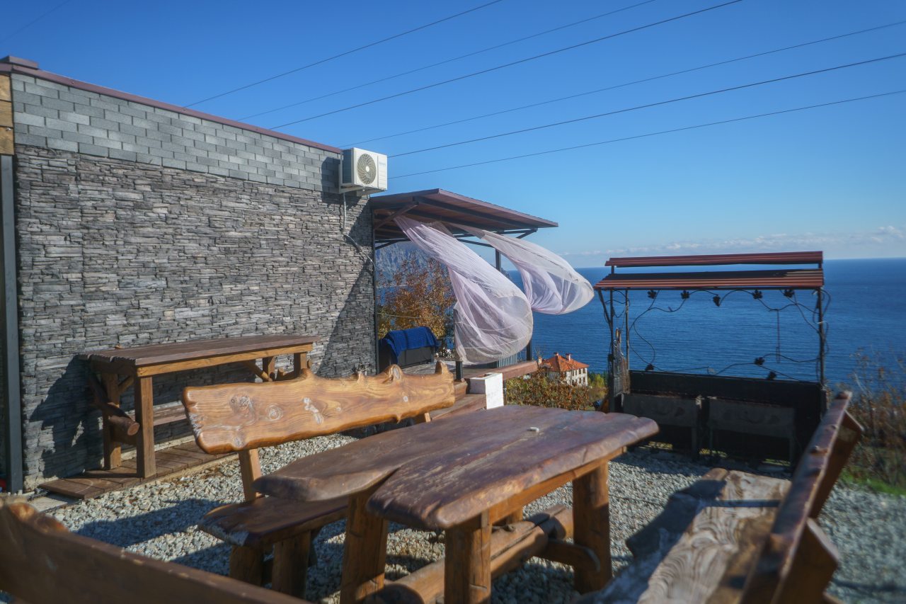 Мангальная зона с местом для отдыха