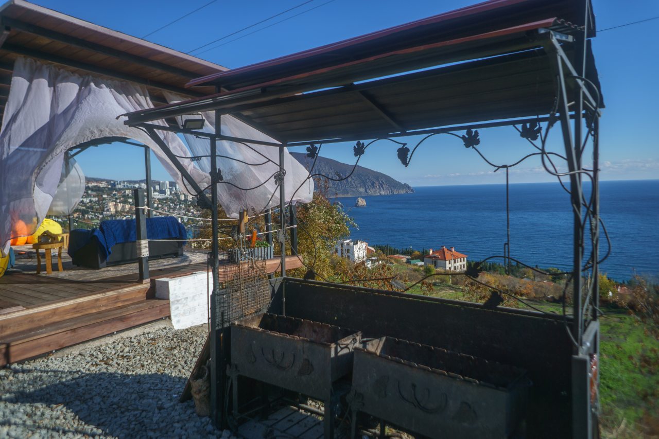 Мангальная зона с видом на море