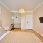 Апартаменты (Саншайн), Апартаменты Your Place на Героев-Разведчиков 8к2