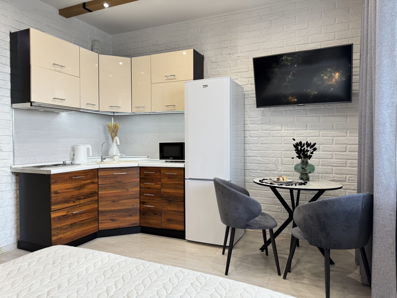 Студио (Дизайнерские апартаменты на высоком этаже с качелью), Апартаменты Atmosfera Sna на Сибирской